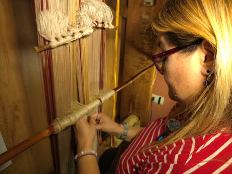 Karen Contreras y su arte de tejer chamantos