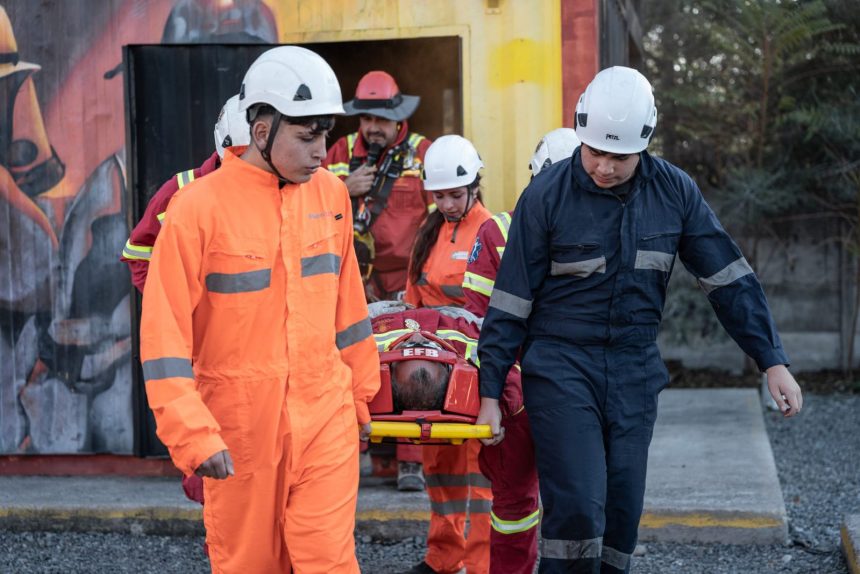 Estudiantes técnicos realizan simulacro de rescate minero junto a brigadistas de El Teniente durante capacitación en emergencias.